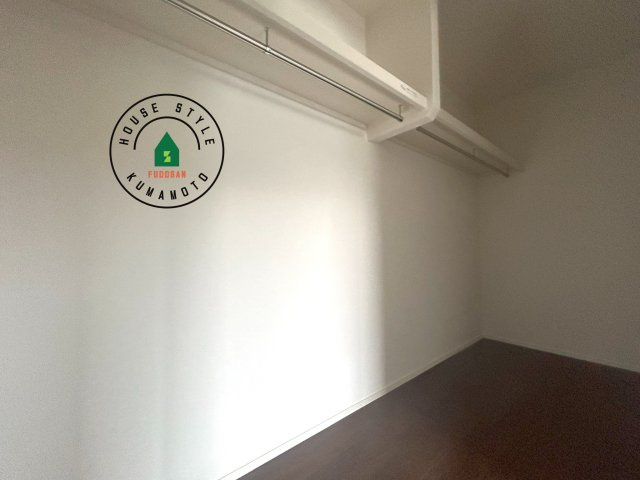 熊本市西区野中2丁目第1-2棟(1号棟)の内観：施工例|洋服や大きな荷物が多い方や人数の多いご家族などは、一般的なクローゼットよりもウォークインクローゼットのほうが使い勝手が良いです。