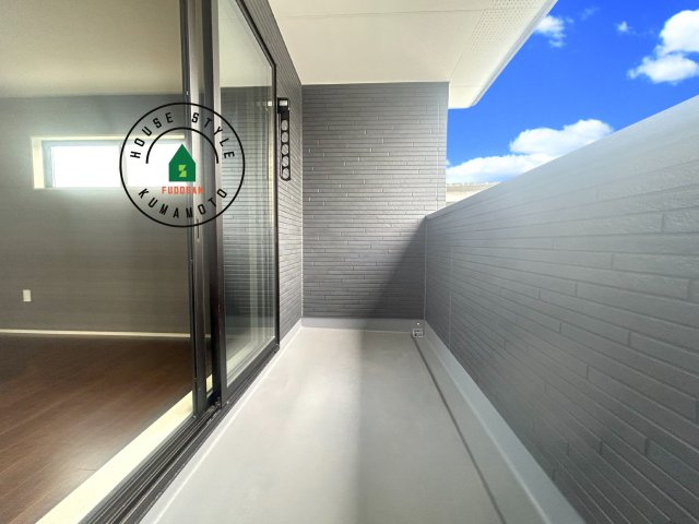 熊本市西区野中2丁目第1-2棟(1号棟)の外観：施工例|風をしっかりと感じられるバルコニーでは、毎日が洗濯日和です。広々としているので洗濯も楽しくなるでしょうし、気分転換にバルコニーからの眺めを楽しむのもいいでしょう。