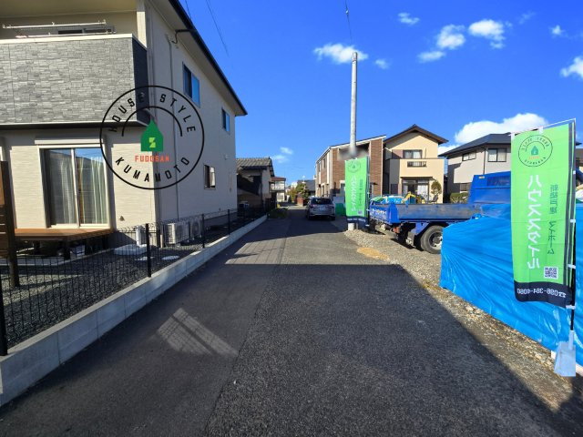 熊本市西区野中2丁目第1-2棟(1号棟)の前面道路含む現地写真|前面道路は閑静な住宅地をはしる車通りの少ない道路。お車の出し入れが苦手なママや小さなお子様にも安心ですね。しっかり舗装もされているので、ベビーカーや自転車で通っても快適に通行できます。
