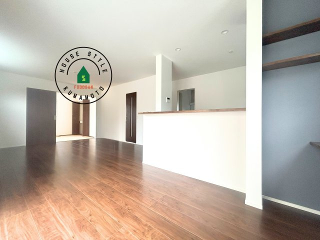 熊本市西区野中2丁目第1-2棟(1号棟)の内観：施工例|キッチンからリビングをしっかり確認できます。家族の笑顔があふれる空間になりそうですね。