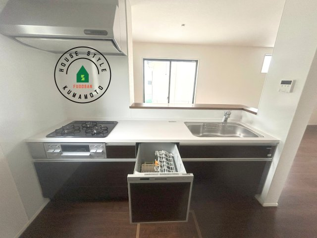 熊本市西区野中2丁目第1-2棟(1号棟)の内観：施工例|ご家族を近くに感じられる対面キッチンのLDK。会話もはずみそうですね。