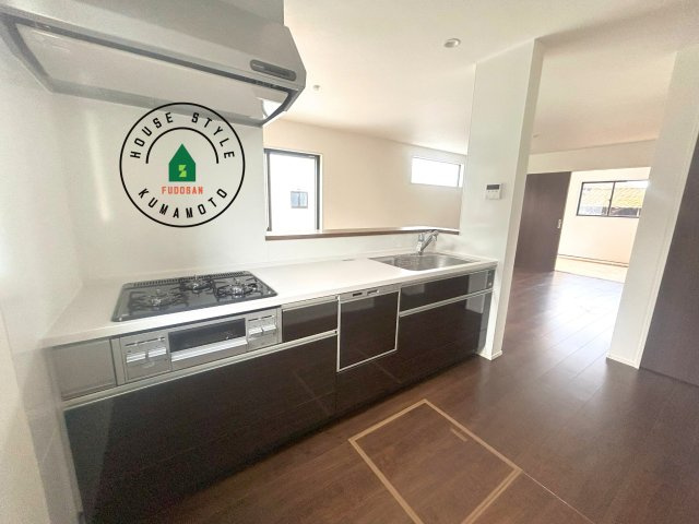 熊本市西区野中2丁目第1-2棟(1号棟)の内観：施工例|明るいキッチン作業スペースを多くとりました。ご夫婦でキッチンに立っても調理がしやすい広さです。食器類もすっきりと片付く収納は魅力的です。