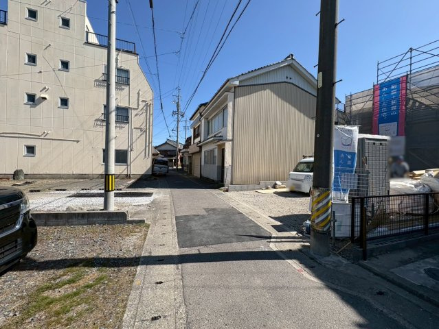 クワイエ　羽島郡笠松町上柳川町第1　全1区画分譲の前面道路含む現地写真|「現地（2026年3月5日）撮影」　
■前面道路　
■ヤマダ不動産　株式会社リライフ