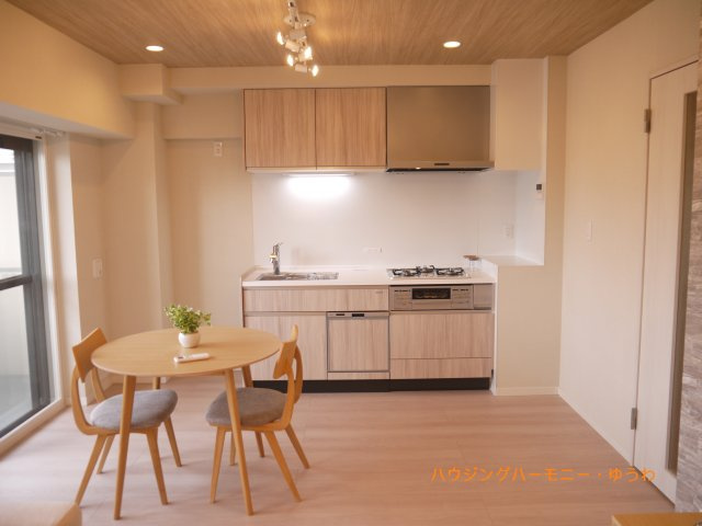 【居間・リビング】 | マンションアクロス西巣鴨 | 光と風があふれる開放的なリビングダイニングには自然と家族みんなが集まってきます。