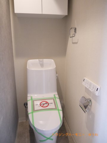 【トイレ】 | マンションアクロス西巣鴨 | 白を基調とした清潔感があるトイレ。温水洗浄便座付きです。