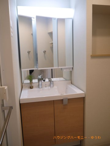 【独立洗面台】 | マンションアクロス西巣鴨 | 洗髪洗面化粧台です。3面鏡が備わった洗面化粧台。ボウルとカウンターはお手入れのしやすい一体型です。