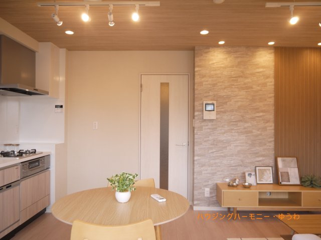 【居間・リビング】 | マンションアクロス西巣鴨 | あたたかな光が差し込むリビングです。ご家族やご友人との大切な時間をお過ごしください。