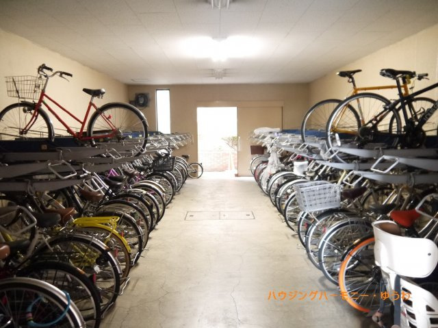 【駐輪場】 | マンションアクロス西巣鴨 | 屋根付きの駐輪場となっていますので、雨の日でも大切な自転車が濡れずに済みます。