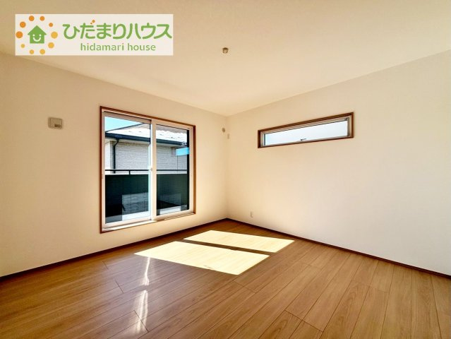 【寝室】 | タマタウン阿見町うずら野Ⅱ　新築戸建　2号棟 | バルコニーに面していて、たっぷり光りの入る明るい主寝室です！