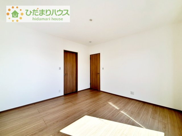 【寝室】 | タマタウン阿見町うずら野Ⅱ　新築戸建　2号棟 | 広めの主寝室は、ベッドの他にもパソコンデスクやドレッサーなども置けちゃいます(*^-^*)