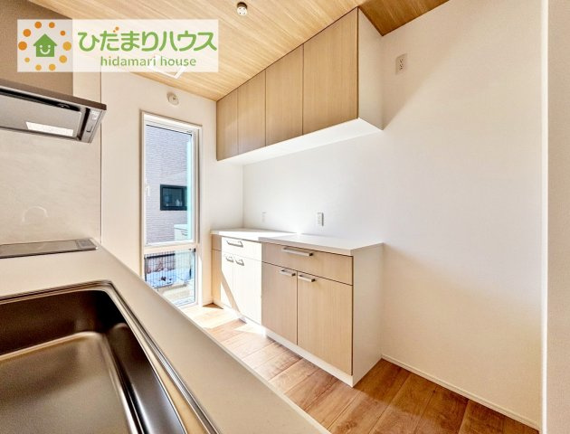 【キッチン】 | タマタウン阿見町うずら野Ⅱ　新築戸建　2号棟 | 備え付け収納で、スッキリお片付け！