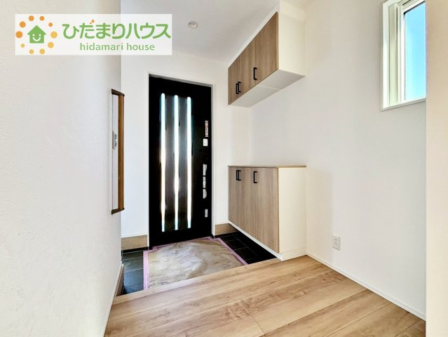 【玄関】 | タマタウン阿見町うずら野Ⅱ　新築戸建　2号棟 | 靴で溢れかえっていた玄関も、大きなシューズボックスと、玄関横のクロークでスッキリ解決！玄関は「その家の顔」とお考えの方にオススメの広さです。