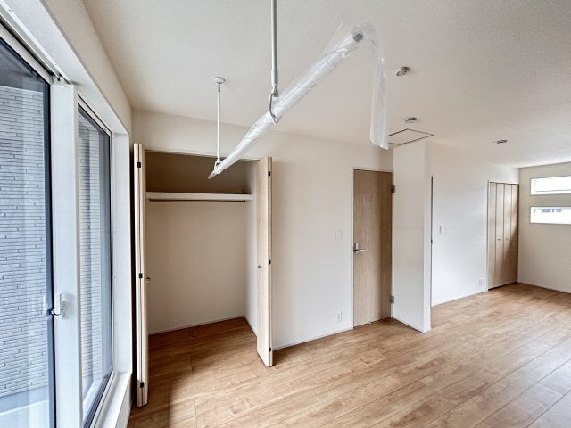 【ブルーミングガーデン】下野市駅東２丁目 全4邸の収納|〇1号棟・2階11.25帖洋室〇
室内干しスペースも付いて雨の季節でも安心です☆
部屋を分けても全室に収納が付くように考えられた間取です！
※2026年4月撮影