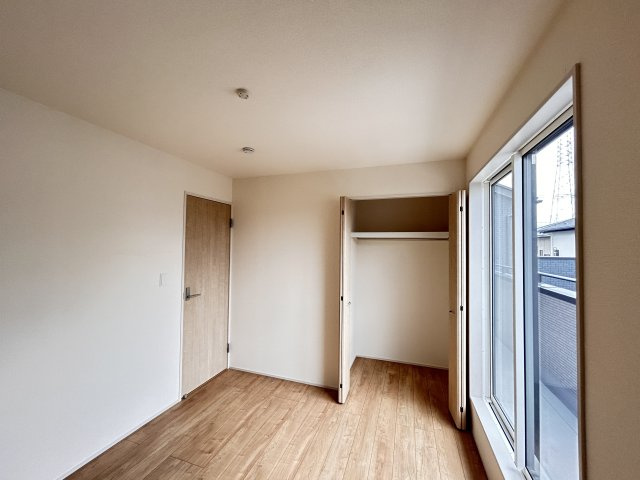 【ブルーミングガーデン】下野市駅東２丁目 全4邸の収納|〇1号棟・2階5.25帖洋室〇
収納力のあるクローゼットが備わった洋室。
季節の衣類や生活用品もまとめてしまえて、片付けがラクになります♪
※2026年4月撮影