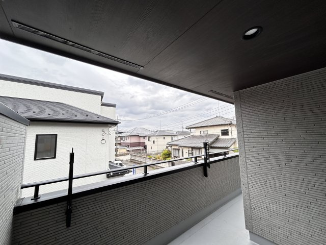 【ブルーミングガーデン】下野市駅東２丁目 全4邸のバルコニー|〇1号棟〇
屋根付きのインナーバルコニーは、急な雨でも安心！
洗濯物も干しやすく、暮らしに頼れるスペースです☆
※2026年4月撮影