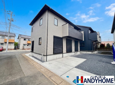 【ブルーミングガーデン】下野市駅東２丁目 全4邸の外観|〇1号棟〇
JR小金井駅まで徒歩4分♪通勤通学にも快適な立地です。
全邸、カースペース3台可能！将来車が増えても安心です☆
※2026年4月撮影