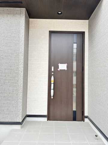 【ブルーミングガーデン】下野市駅東２丁目 全4邸の玄関|〇1号棟〇
来客の顔を確認できるモニター付きインターホンで対応もスムーズ。
日々の暮らしに、ちょっとした安心と便利さをプラス！
※2026年4月撮影