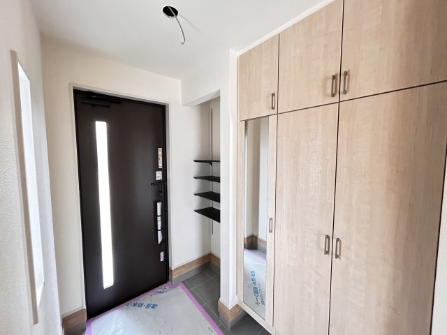【ブルーミングガーデン】下野市駅東２丁目 全4邸の玄関|〇1号棟〇
家族みんなの靴がすっきり収まる大容量シューズボックス！
玄関がいつでも整って、来客時も安心。収納力と美観を両立した頼れる存在です☆
※2026年4月撮影