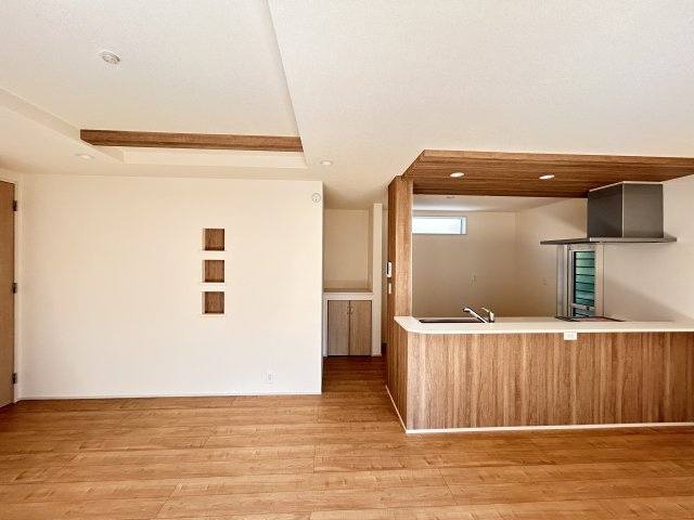 【ブルーミングガーデン】下野市駅東２丁目 全4邸の居間・リビング|〇3号棟・LDK18帖〇
光が隅々まで届く開放的なリビング♪お子様の遊び場やワークスペースを設けても圧迫感がなく、多目的に使える贅沢なゆとりを叶えました☆
※2026年4月撮影