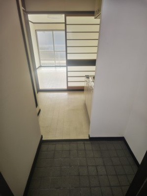 【玄関】 | プチメゾン萱島 | 収納もある玄関です