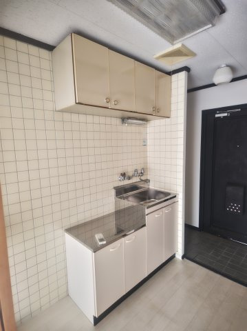 プチメゾン萱島のキッチン|コンパクトなキッチンで掃除もラクラク
