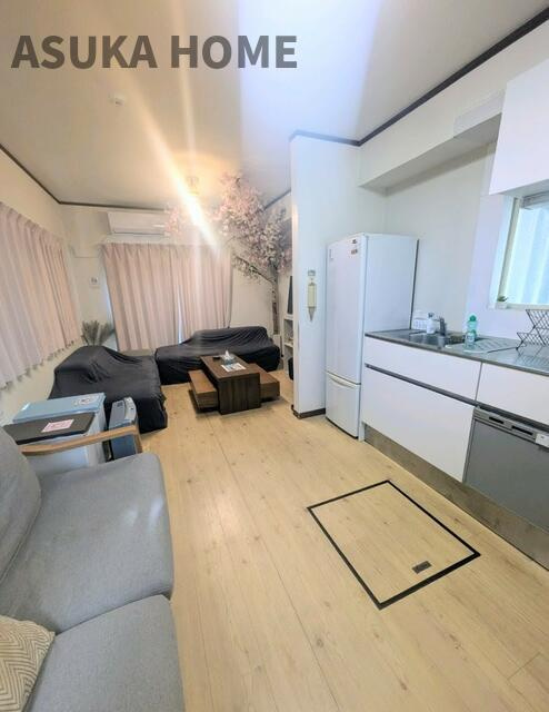 中区打越戸建てのキッチン|料理をする時間が楽しくなる使い勝手の良い、広々調理スペース♪床下収納もあります♪