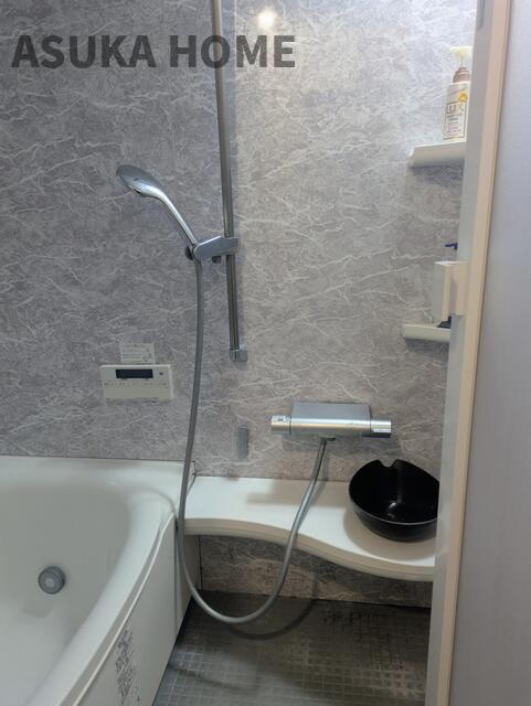 中区打越戸建ての浴室|洗面器やボトルを置ける棚を完備♪使いやすそうですね♪