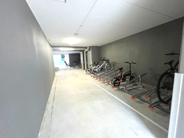 セレニテフラン難波　の駐車場