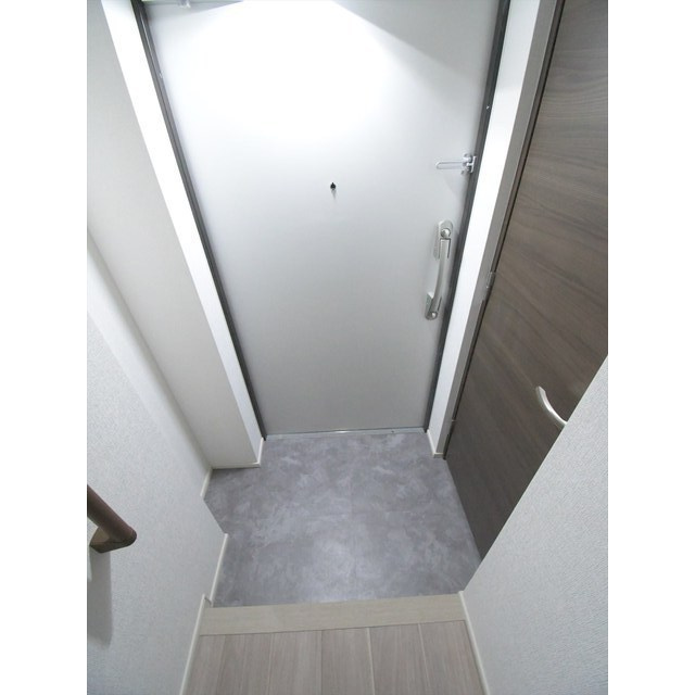 プライムガーデン若木の玄関|105号室利用。実際には左右異なる（反転