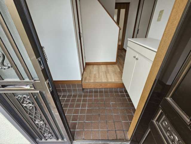 西朝霧貸家の玄関