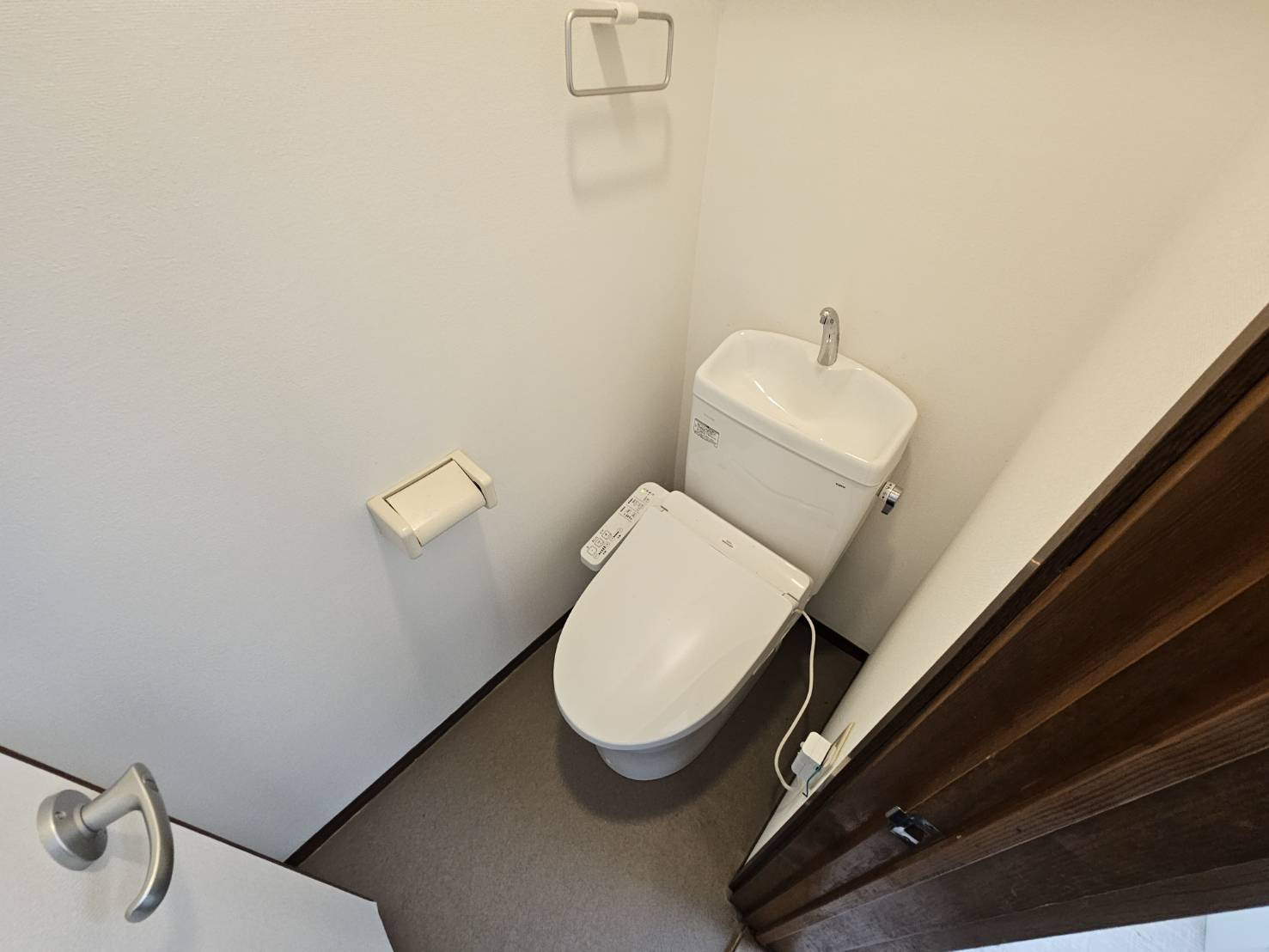 西朝霧貸家のトイレ