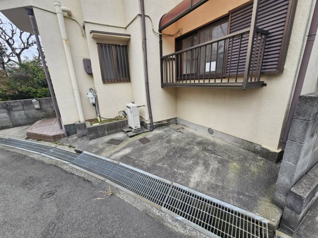 西朝霧貸家の駐車場