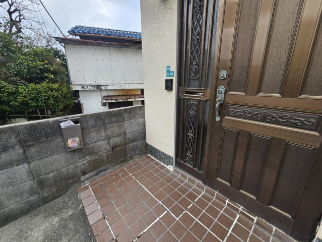 西朝霧貸家のエントランス