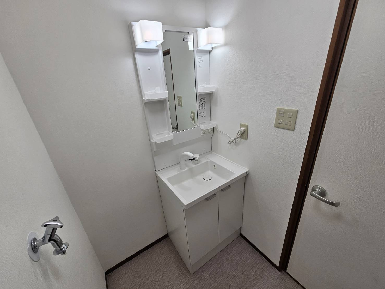 西朝霧貸家の洗面所