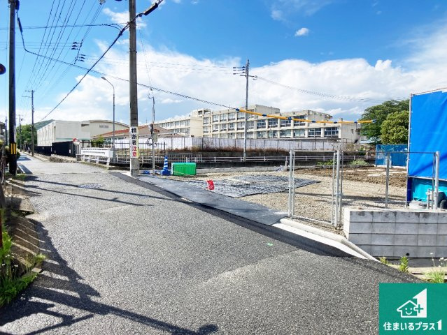 姫路市伊伝居　第1期　新築一戸建ての前面道路含む現地写真|周辺は落ち着いた街並みの住宅地！子育てがしやすい住環境です！まだ未完成ですが、現地でしかわからない事もございます。是非一度ご覧ください。