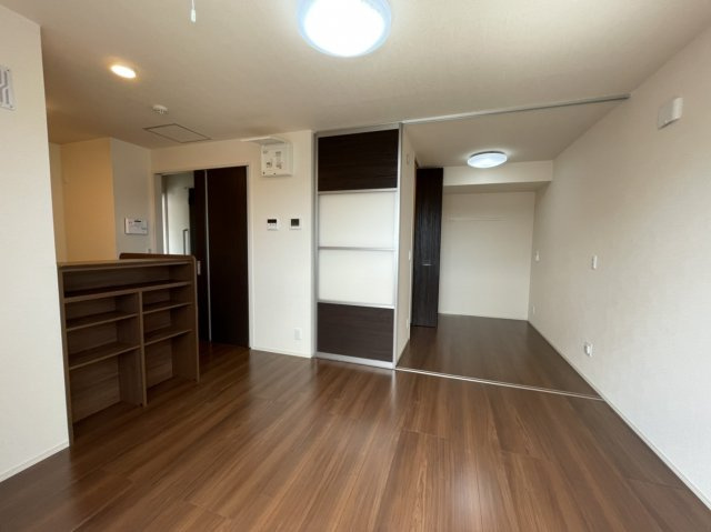 ベルクの居間・リビング|同建物内別部屋の写真です。