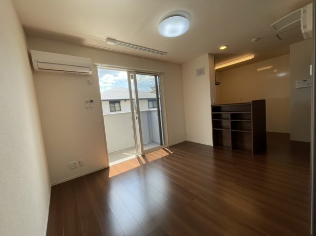 ベルクの居間・リビング|同建物内別部屋の写真です。