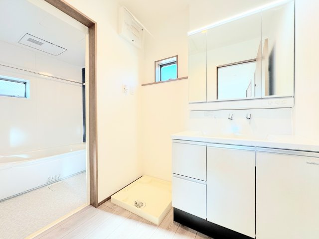 【独立洗面台】 | ◆横浜市緑区上山　未使用戸建B号棟◆ | ◆毎日使う場所だから、機能的で使いやすさに配慮したパウダールーム。すっきりと使えるように収納も豊富にご用意しています。