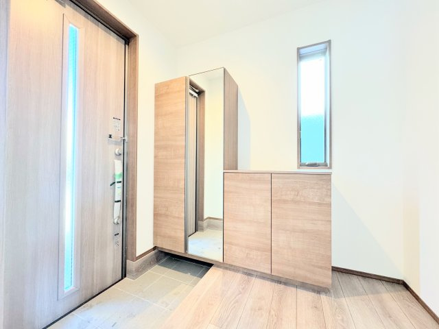 【玄関】 | ◆横浜市緑区上山　未使用戸建B号棟◆ | ◆明るい玄関です！散らかりやすい玄関もスッキリする大容量のシューズボックス付き。