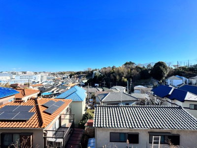 【展望】 | ◆横浜市緑区上山　未使用戸建B号棟◆ | ◆気持ちのいい空が見渡せる広いバルコニー。爽やかな風を感じて、心躍る素敵な暮らしがはじまります。通風・採光にも優れ、心地よい光と風があふれています♪