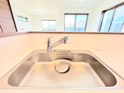 【キッチン】 | ◆横浜市緑区上山　未使用戸建B号棟◆ | ◆浄水器一体型なのでシンクまわりがスッキリ！ハンドシャワー付きで便利。