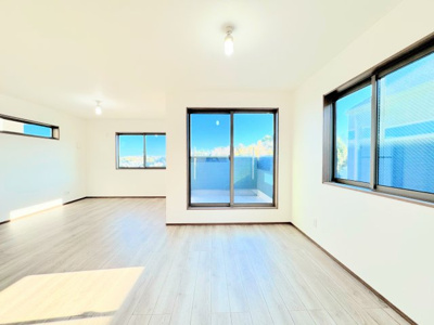 【居間・リビング】 | ◆横浜市緑区上山　未使用戸建B号棟◆ | ◆家族で食卓を囲むダイニングスペースと、ソファでゆったりくつろぐリビングスペースがしっかり区切られているので家具の配置や用途を使いわけしやすいです。
