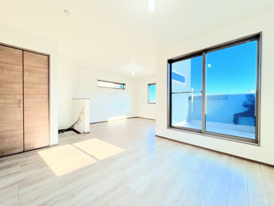 【居間・リビング】 | ◆横浜市緑区上山　未使用戸建B号棟◆ | ◆家族みんなが爽やかに健やかに過ごせるように、溢れる光をたっぷり取り込んだリビングダイニング。集いの場、憩いの場としての快適性を求めたやすらぎの空間です！