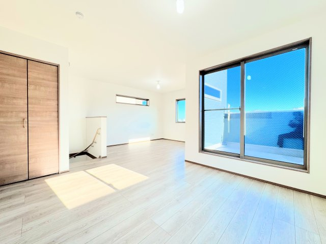 【居間・リビング】 | ◆緑区上山　未使用戸建　B号棟◆ | ◆家族みんなが爽やかに健やかに過ごせるように、溢れる光をたっぷり取り込んだリビングダイニング。集いの場、憩いの場としての快適性を求めたやすらぎの空間です！