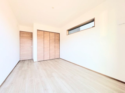 【洋室】 | ◆緑区上山　未使用戸建　B号棟◆ | ◆二面採光で、陽差しを長時間受ける事が出来る暖かい室内です。もちろんペアガラスなので、遮音性にも優れ、結露も発生しにくい構造。サッシ周りのカビが発生しにくくなります。