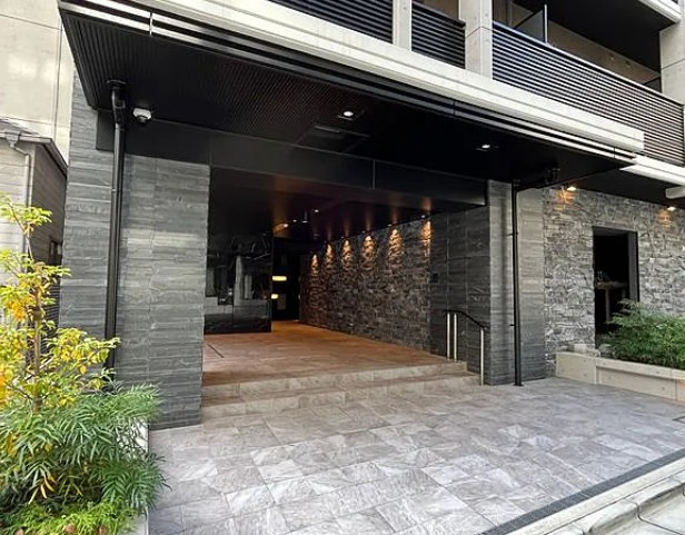 S-RESIDENCE新宿御苑のエントランス