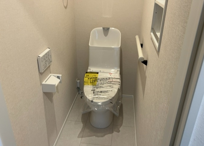 【トイレ】 | トイレは大きさや形、機能、抗菌性などが異なる多種多彩なタイプが各メーカーから出ています。それぞれに良さがあるため、事前にどういったタイプのトイレがいいのかをご家庭内で決めて、内見に行くといいでしょう。