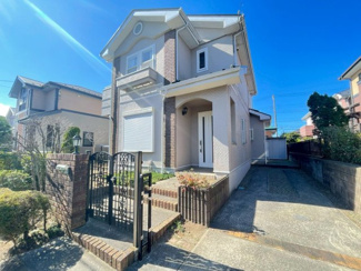 【外観】 | 市原市ちはら台東1丁目　京成千原線「ちはら台」駅 | 白ベースの壁にレンガ調のアクセントが映える、とってもおしゃれな雰囲気の家。
アイアン風の門扉や可愛らしい街灯のようなライトが素敵なデザインです。玄関横の駐車スペースも広々便利。