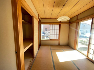 【和室】 | 市原市ちはら台東1丁目　京成千原線「ちはら台」駅 | Gemini の回答
陽光がたっぷりと差し込む、明るく心地よい6帖の和室です。趣のある竿縁天井や障子が落ち着いた和の空間を演出し、大容量の押入も完備。