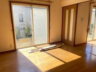 【居間・リビング】 | 市原市ちはら台東1丁目　京成千原線「ちはら台」駅 | 南向きの大きな窓からあたたかな陽光が差し込む、明るい居間です。木のぬくもりを感じるフローリングが心地よく、庭へと続く開放感も抜群。家族が自然と集まりたくなるような、穏やかな時間が流れる空間です。
